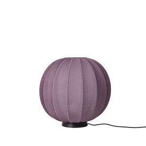 Rund lampe i burgunder med strikket overflade, diameter på 60 cm, placeret på gulvet.